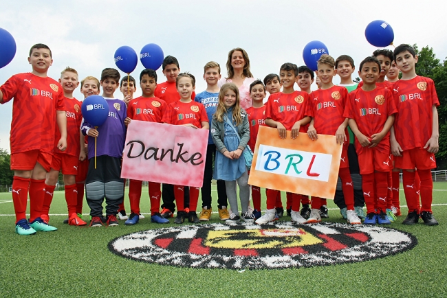 BRL   fördert   Kinderfußball:   Neue   Trikotsätze   für   die   E-Jugend-Kicker
